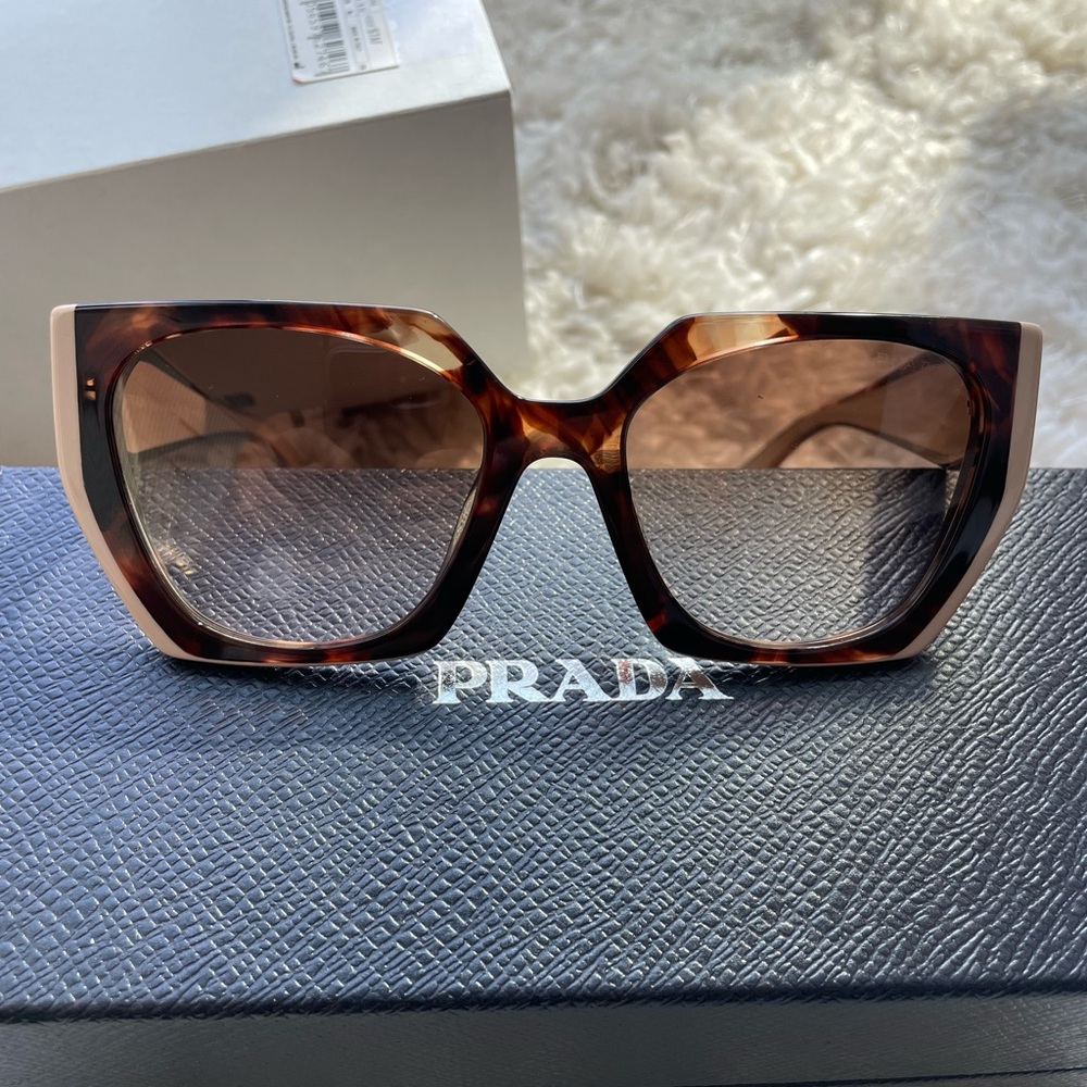 Prada PR 15WS 01R0A6 Tortoise Caramel / Powder
Lens Color: Brown Gradient